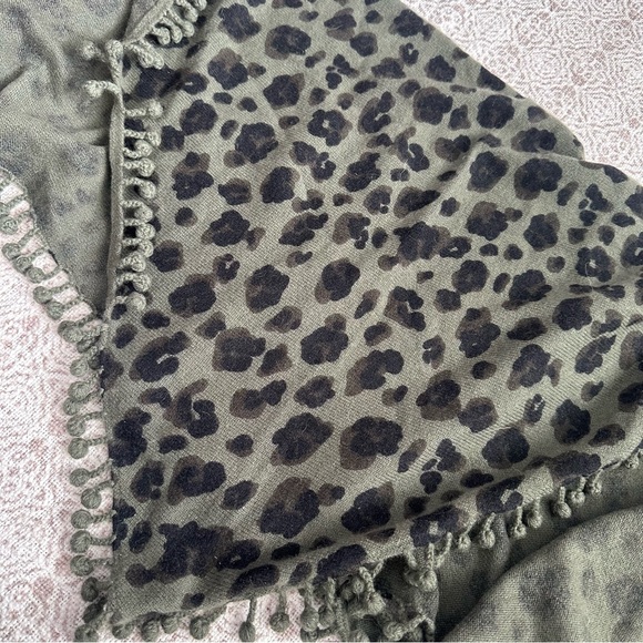 Boo Gemes Cashmere Pom Pom Printed Wrap In Camo Animal - Picture 4 of 5